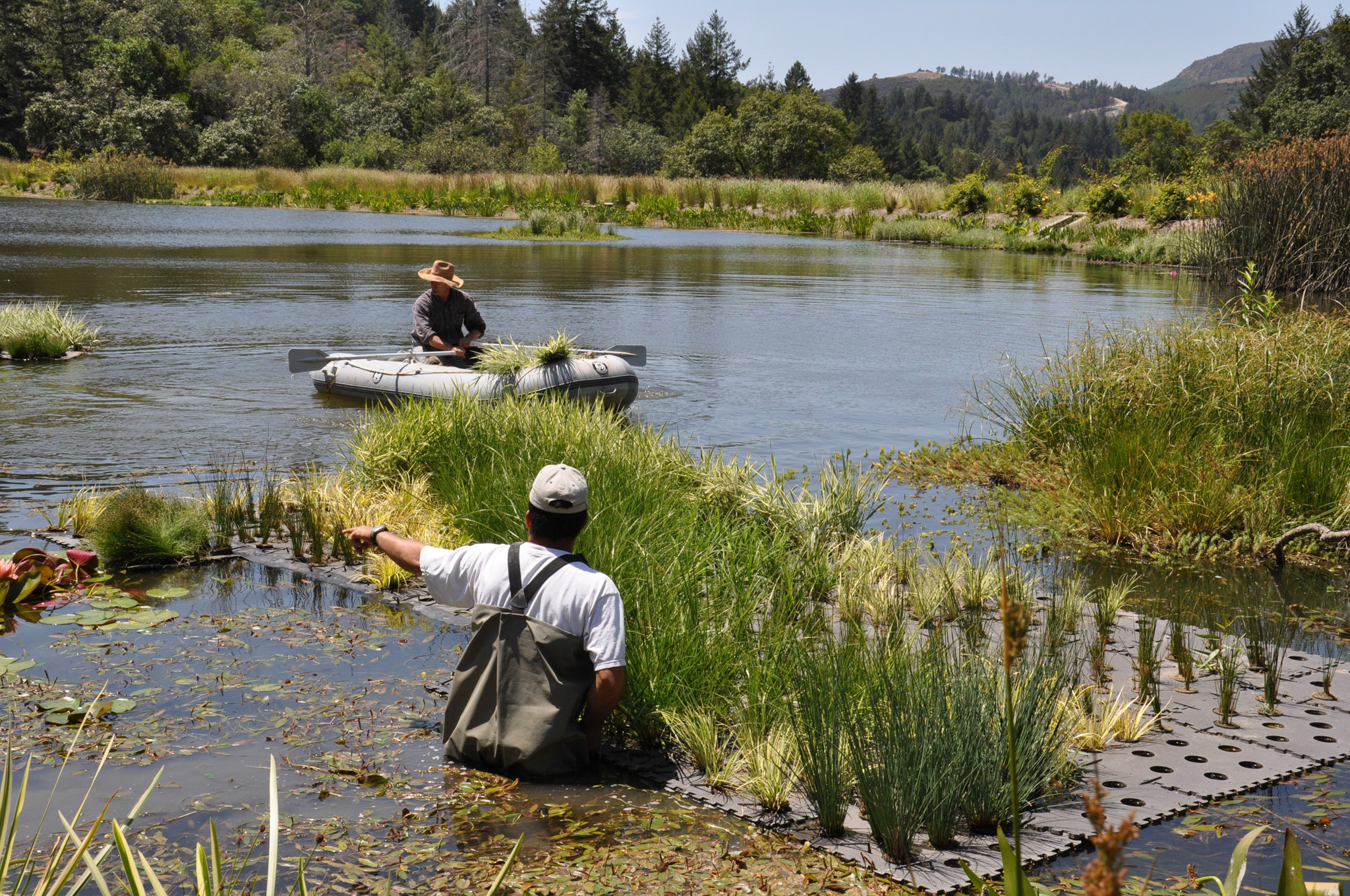 The floating meadow is installed on rubber mats on the water.